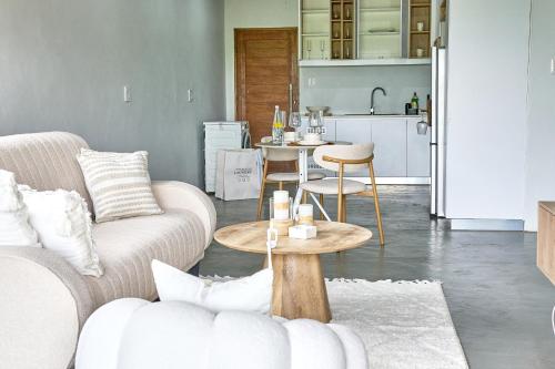 Kuchyň nebo kuchyňský kout v ubytování Azure Escape- La Mercy B&B