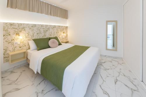 En eller flere senge i et værelse på Guayarmina 201