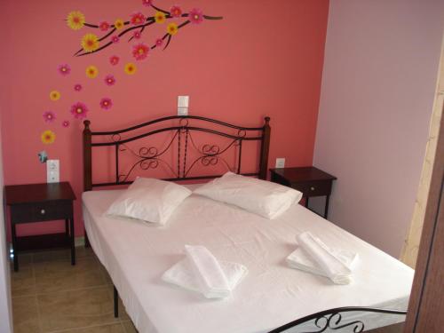 キサモスにあるPyrgos Kissamosのベッドルーム1室(花の壁に白いベッド1台付)