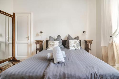 En eller flere senge i et værelse på Ehemaliger Palast, malerische Wohnung, Seeblick, Stellplatz