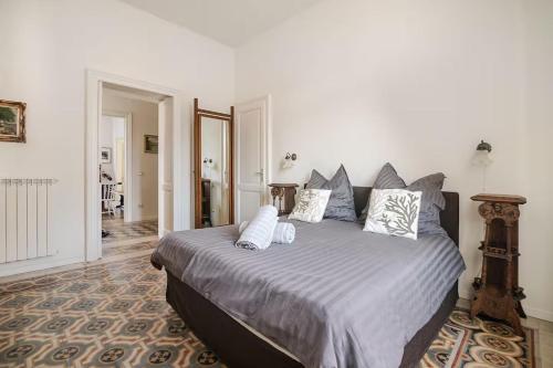 En eller flere senge i et værelse på Ehemaliger Palast, malerische Wohnung, Seeblick, Stellplatz