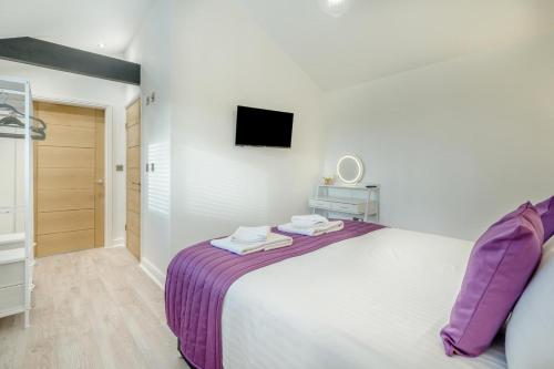 En eller flere senge i et værelse på 1 Bed in Pilling oc-m34106