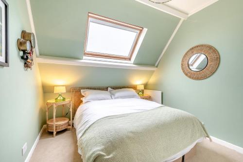 En eller flere senge i et værelse på 4 Bed in Aldsworth oc-t34239