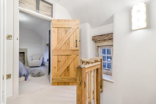 een schuifdeur in een slaapkamer met een bed bij 2 Bed in Ashover oc-c33546 in Ashover