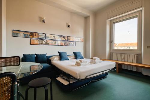 Just Urban Stays - Chic Retro 1BR Apartment -10 min by tram to Duomo