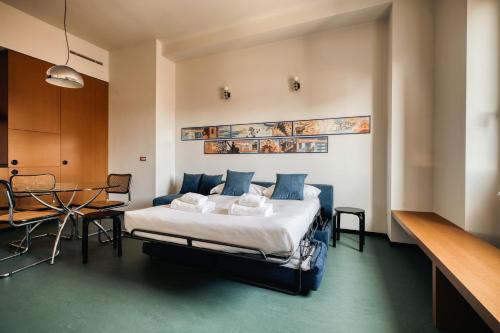 Just Urban Stays - Chic Retro 1BR Apartment -10 min by tram to Duomo