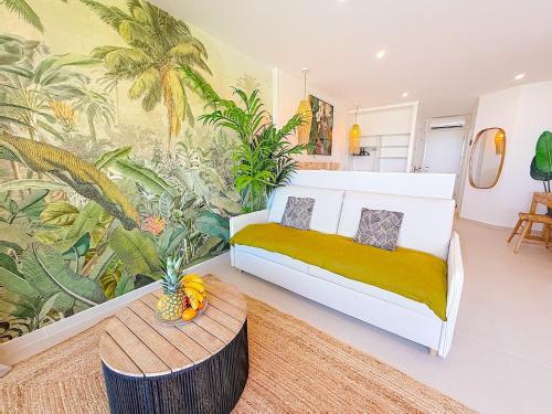 Un dormitorio con una cama y una mesa con una piña. en Case à Sucre Peaceful retreat with sea view and beach direct access, en Anse Marcel 