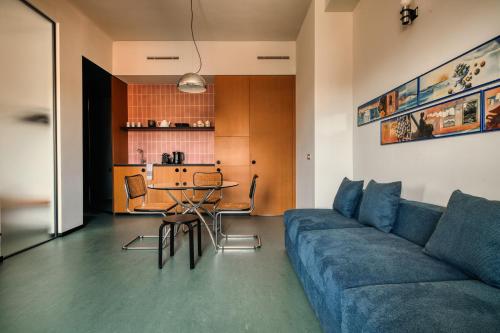 Just Urban Stays - Chic Retro 1BR Apartment -10 min by tram to Duomo