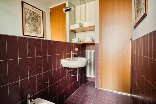 Just Urban Stays - Chic Retro 1BR Apartment -10 min by tram to Duomo