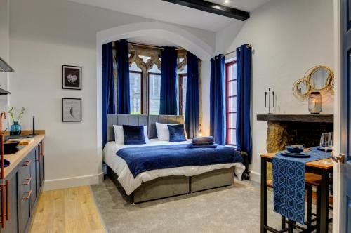 Ένα ή περισσότερα κρεβάτια σε δωμάτιο στο Large 6BDR House By Homebird Property Management Short Lets & Serviced Accommodation Leeds With Secured Parking & Garden Area