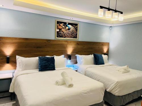 Кровать или кровати в номере Nakawa Guest Lodge