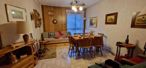 Rifugio dei Pini في روكاراسو: غرفة معيشة فيها طاولة وكراسي