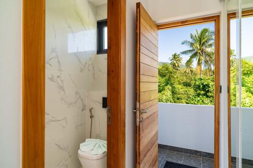 Peaceful 4Br Luxury Villa Elena Walk to Beach في Ban Hua Laem Ma So: حمام مع مرحاض ونافذة