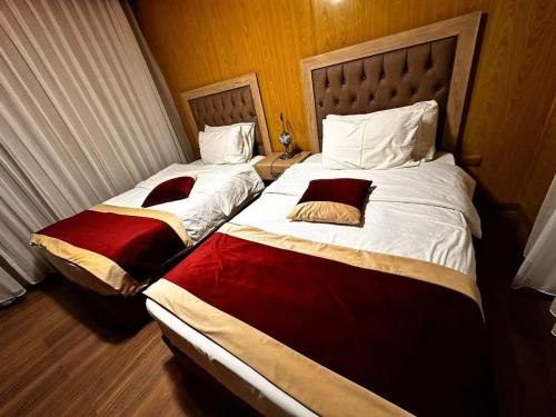 Ένα ή περισσότερα κρεβάτια σε δωμάτιο στο Bedouin Luxe Camp & Tour