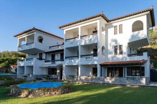 Bazén v ubytování Villa Spartias nebo v jeho okolí