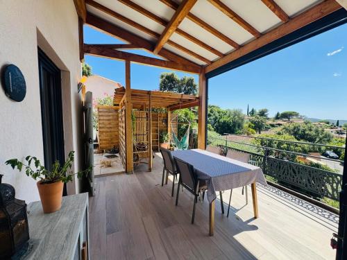 En balkon eller terrasse på Maison dans Domaine avec piscine collective