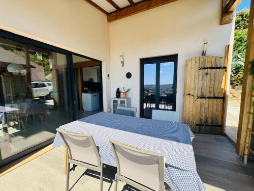 En balkon eller terrasse på Maison dans Domaine avec piscine collective