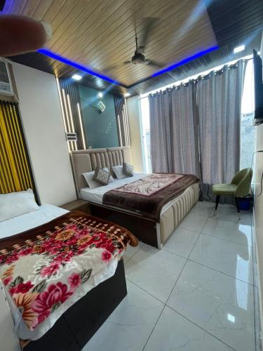 Postel nebo postele na pokoji v ubytování Hotel Himalayan Residency