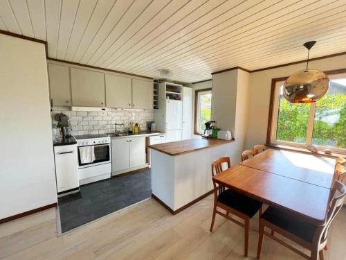 Η κουζίνα ή μικρή κουζίνα στο Cottage near beach and jetty SE09159