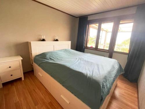 Ένα ή περισσότερα κρεβάτια σε δωμάτιο στο Cottage near beach and jetty SE09159