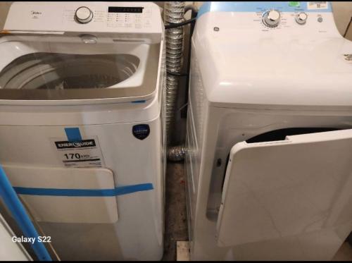 lavatrice e asciugatrice accanto a una lavatrice di 温馨房间 a Toronto