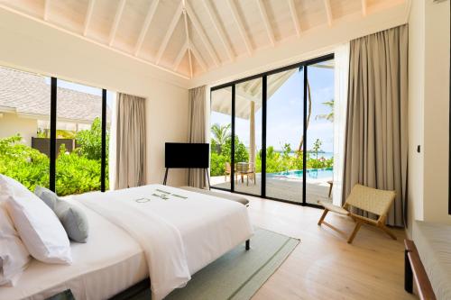 Giường trong phòng chung tại Ananea Madivaru Maldives