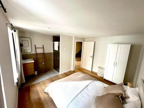 Giường trong phòng chung tại Maison du Bonheur, Mulhouse historic center