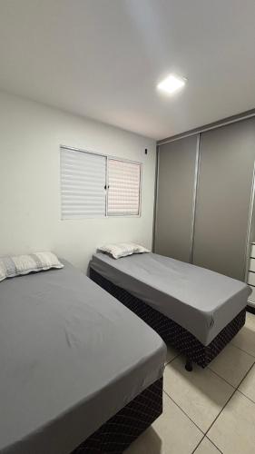 a bedroom with two beds and a window at Apartamento in Rio Verde
