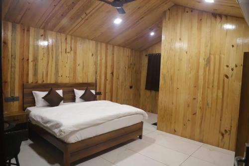 a bedroom with a bed and wooden walls at Tiger Woods in Jamania