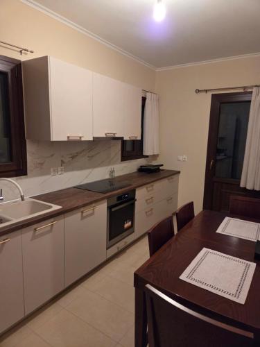 Фотография из галереи Metsovo Fireplace Retreat 2 в городе Мецовон