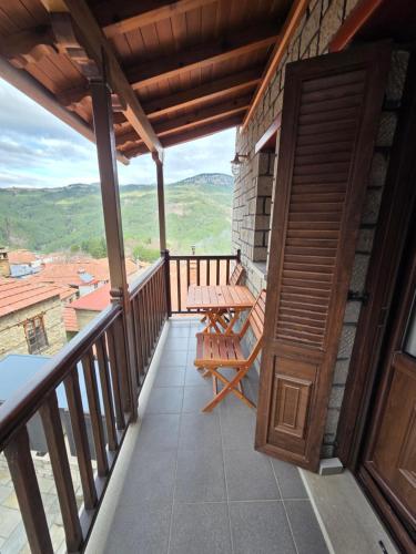 Un balcón o terraza de Metsovo Fireplace Retreat 2