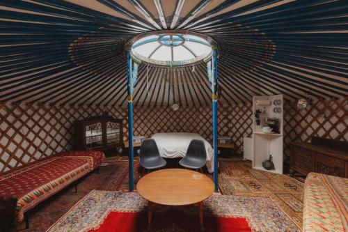 Ένα ή περισσότερα κρεβάτια σε δωμάτιο στο Cosy yurt at a nature retreat in Dunlap CA