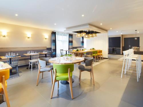 a dining room with a table and chairs at Campanile Le Mans - Arnage in Arnage