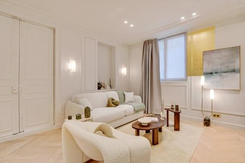 Кровать или кровати в номере Maison Galante's apartments with Services in Louvre - Rue des Déchargeurs