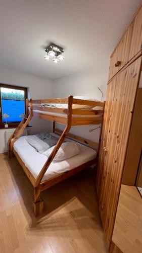 two bunk beds in a room with a window at Ostseeperle Zingst, strandnahes 3-Zimmer Apartment in Zingst