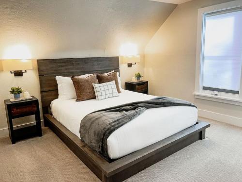 Ένα ή περισσότερα κρεβάτια σε δωμάτιο στο 9 Min Walk to Pearl Street - Downtown Boulder