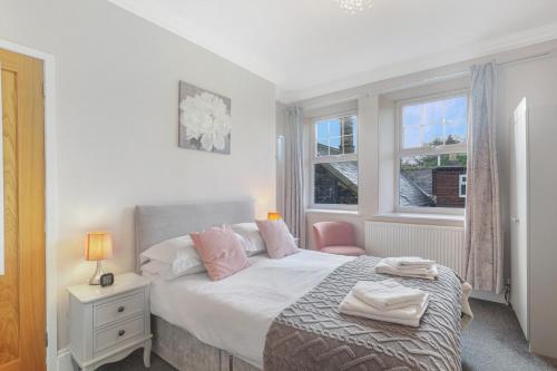 Giường trong phòng chung tại The Nook - North East Escapes