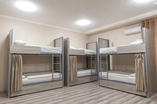 Hostel 1001 Noch في طشقند: مجموعة من ثلاثة أسرة بطابقين في غرفة