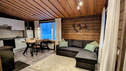 Posezení v ubytování North Frontier Cabins