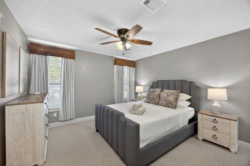 Postel nebo postele na pokoji v ubytování Conroe 4BR Covered Patio Game Room Playset