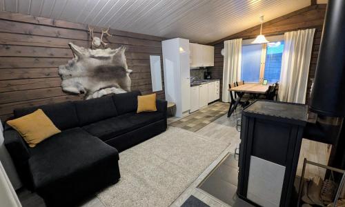 Posezení v ubytování North Frontier Cabins