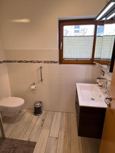 a bathroom with a toilet and a sink at Ostseeperle Zingst, strandnahes 3-Zimmer Apartment in Zingst