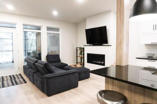 a living room with a couch and a tv at Lynx spa detente Orford in Magog-Orford