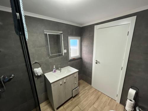 Ένα μπάνιο στο Azure Estrella do Porto