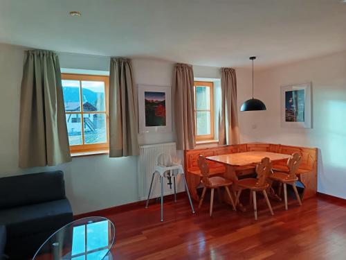 Apartment Panorama Val di Non في San Felice: غرفة معيشة مع طاولة وكراسي خشبية