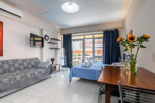 干尼亚阿伦娜公寓的客厅里有一张沙发和一张桌子。