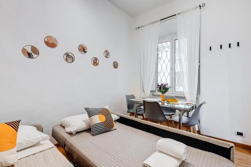 Fine Line House in Trastevere, with Puccio