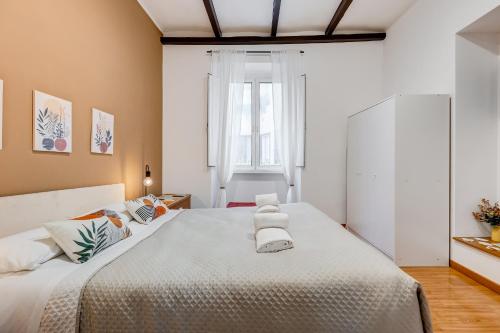 Fine Line House in Trastevere, with Puccio