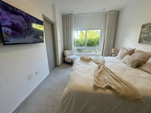 Postel nebo postele na pokoji v ubytování Modern 2-BR Apartment Facing the Pool