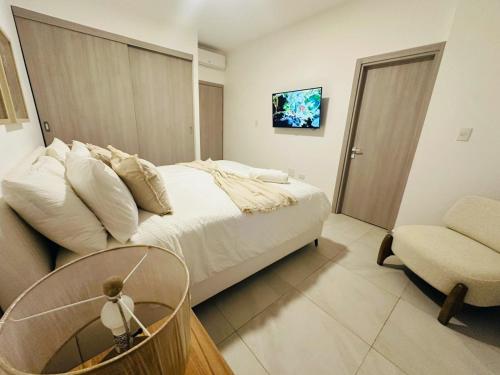 TV a/nebo společenská místnost v ubytování Modern 2-BR Apartment Facing the Pool